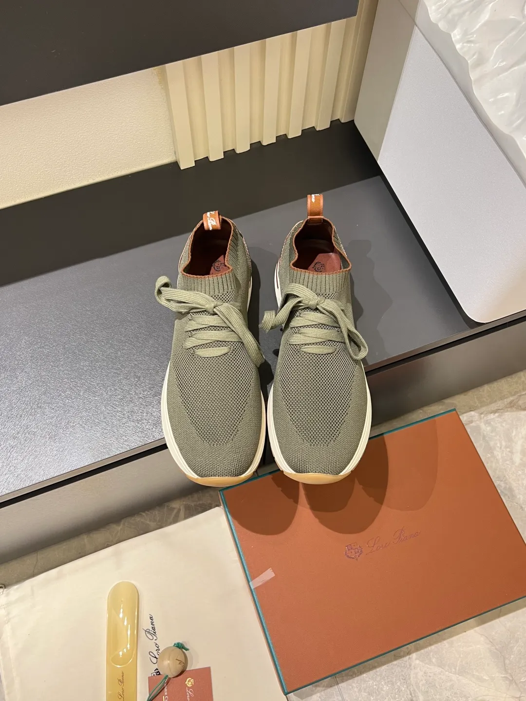 Men's Men's Shoes 💰p380 Loro Men's Shoes 💰piana/Noyo Piana 360 L Men's Shoes 💰p Flexy Walk Men's Sports Shoes These sports shoes are made of knitted wool uppers, and the heel is wrapped in smooth calf leather. Merino sheep are selected from Australia and New Zealand. The upper is machine-woven like a sweater, and then equipped with a white rubber outsole and a Kummel-colored sole. It is both beautiful and non-slip. The fabric is 100% cashmere and the insole is calf leather. It is super comfortable on the feet! Comes with full original packaging! Multiple colors available! Size: 38-44 (45 customized)
